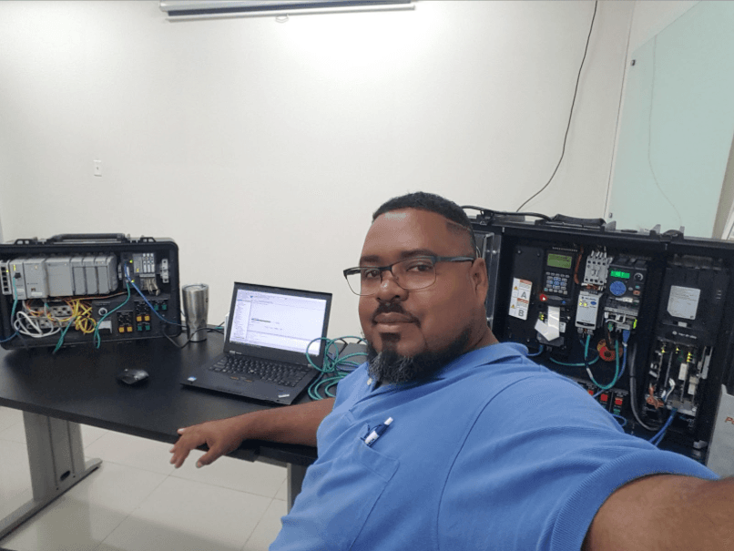 Fabricación de paneles de control automatico para maquinas y procesos industriales, centrales eléctricas, plantas de tratamiento de agua, etc.